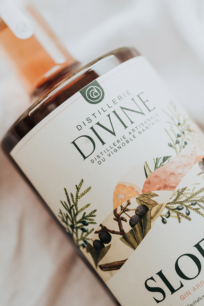 Distillerie Divine, détail d'étiquette sloe gin, Antoine Gadiou